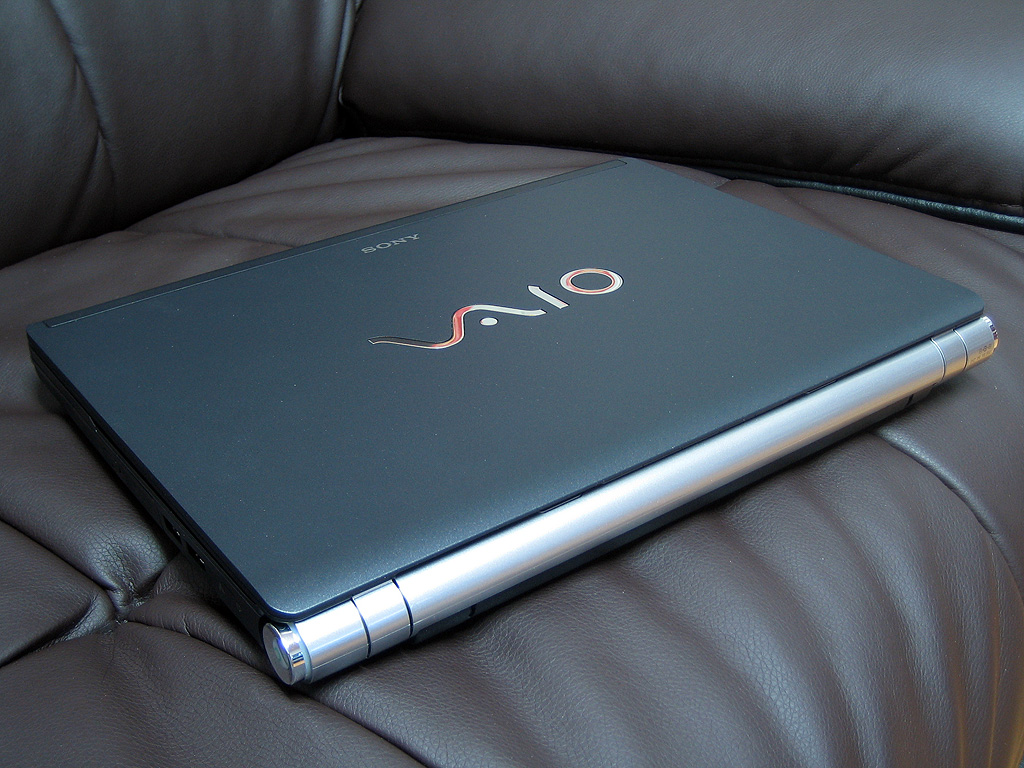 독특한 힌지 부분 소니 바이오 SR36 힌지 경통디자인