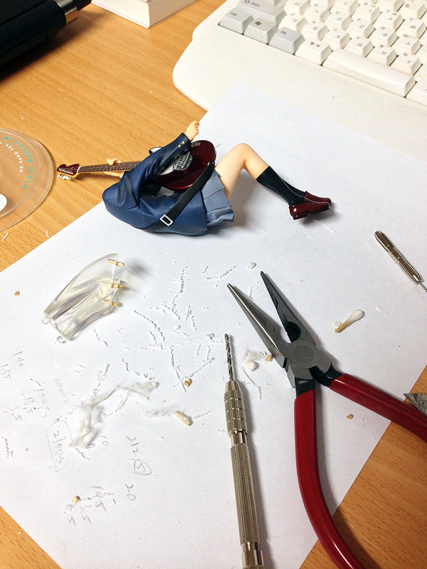 케이온 피규어 스탠드 파손 – 어설픈 자가수리