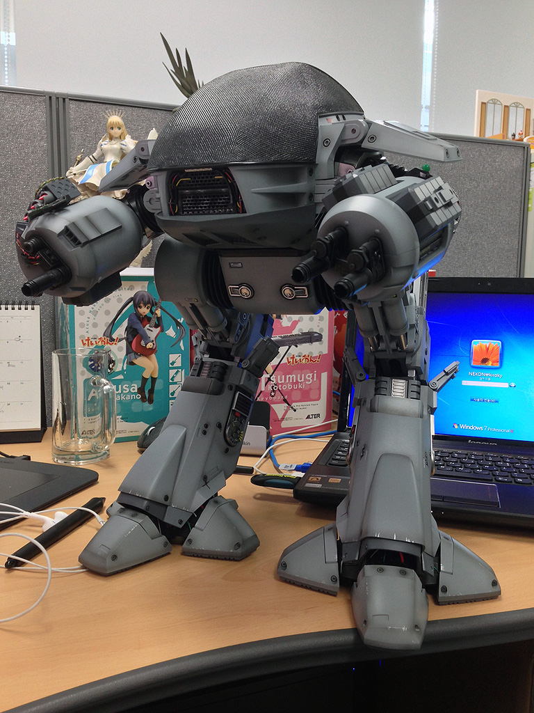 초대형 액션 피규어 : 핫토이 ED-209