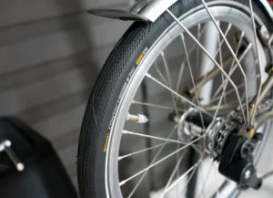 브롬톤 새 타이어 자가 교체 – 콘티넨탈 컨텍트 어반